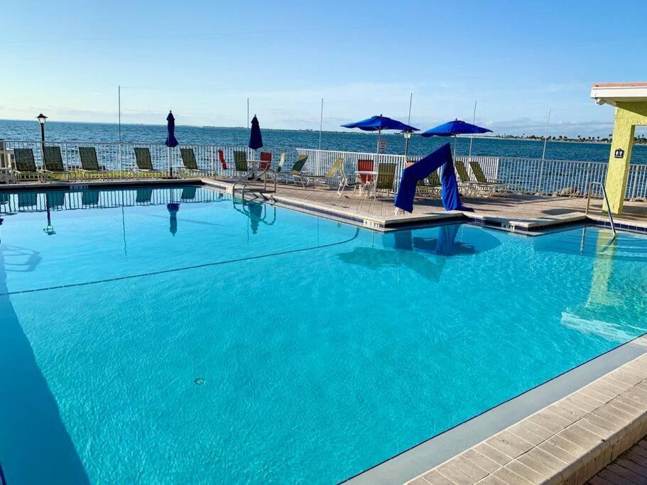 Tropical Serenity-Water View Heated Pool Tiki Bar Tampa Exterior photo